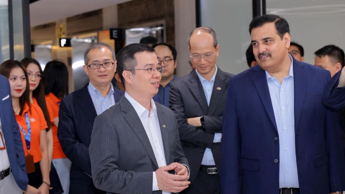 Deputy CEO of FPT Smart Cloud Nguyen Ngoc Minh, in a cooperation discussion with NVIDIA