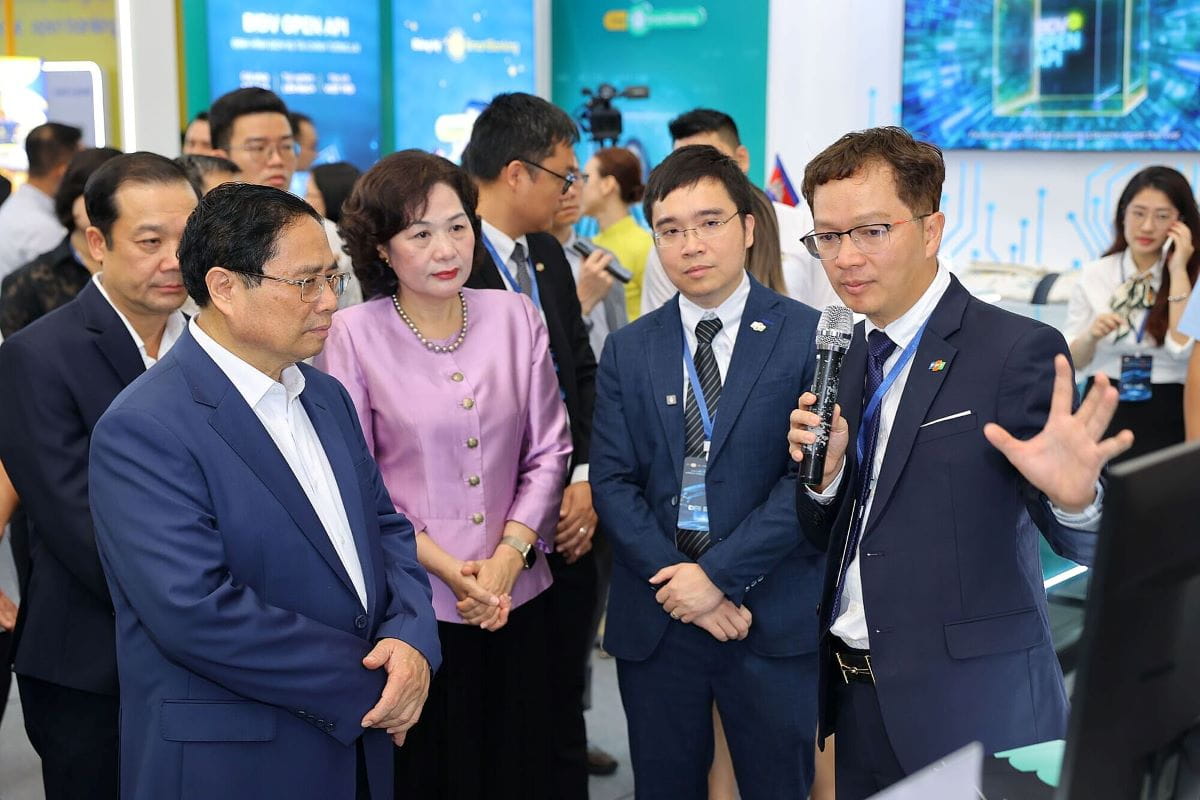 Prime Minister Pham Minh Chinh visited the FPT IS booth at the Digital Transformation Day of the Banking Sector on May 8.