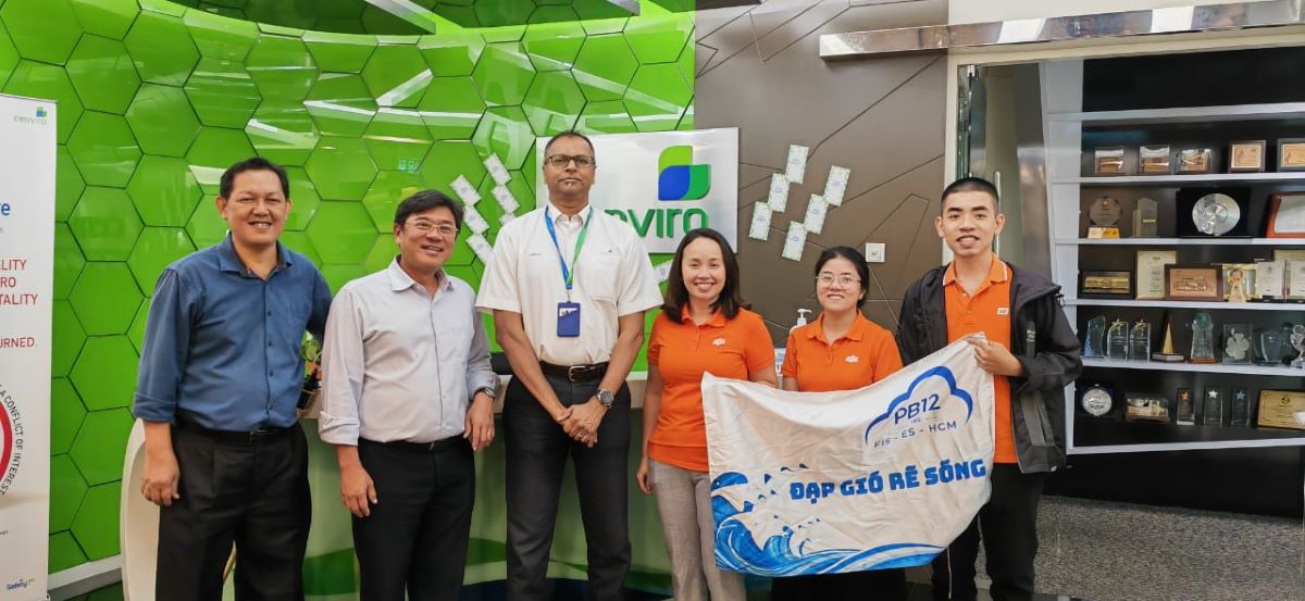 Representatives of the project teams took commemorative photos.