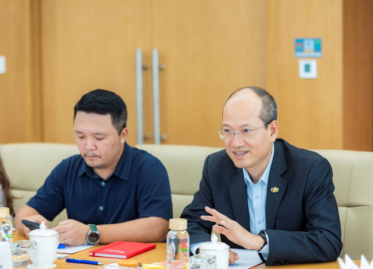 Mr. Nguyen The Phuong (the right side) at the signing ceremony.
