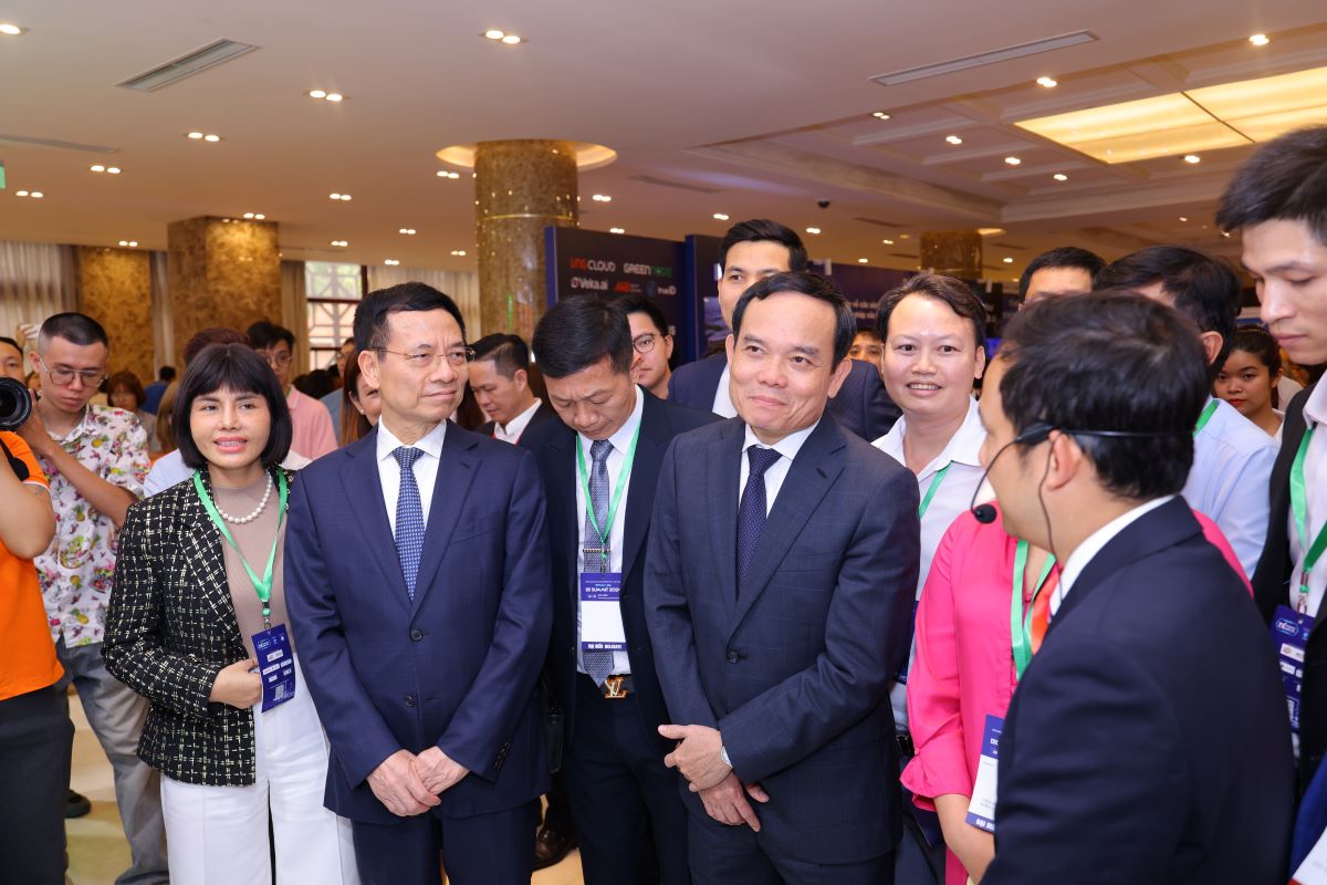 Deputy Prime Minister Tran Luu Quang and Minister of Information and Communications Nguyen Manh Hung visited the FPT booth.