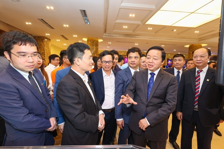 Deputy Prime Minister Tran Hong Ha (second from the right) was visiting FPT's booth.