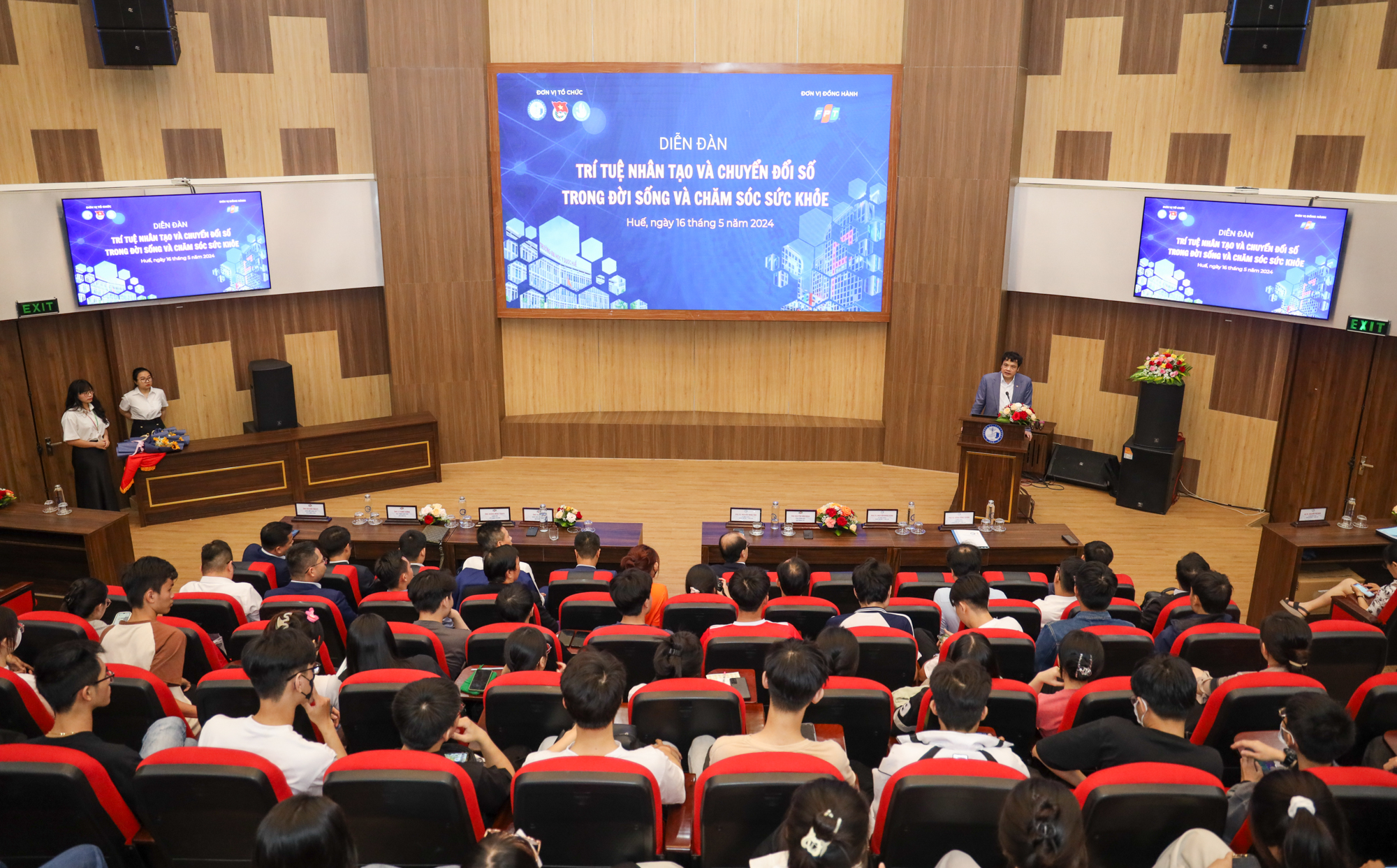 Hơn 200 sinh viên Trường Đại học Y Dược - Đại học Huế tham dự Diễn đàn.
