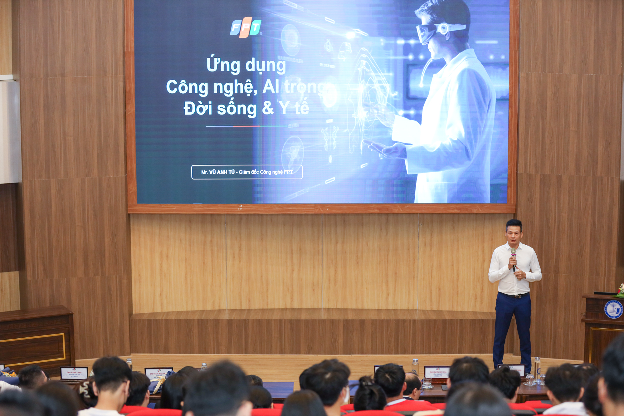 Giám đốc Công nghệ FPT mang đến chủ đề "Ứng dụng Công nghệ, AI trong Đời sống và Y tế".