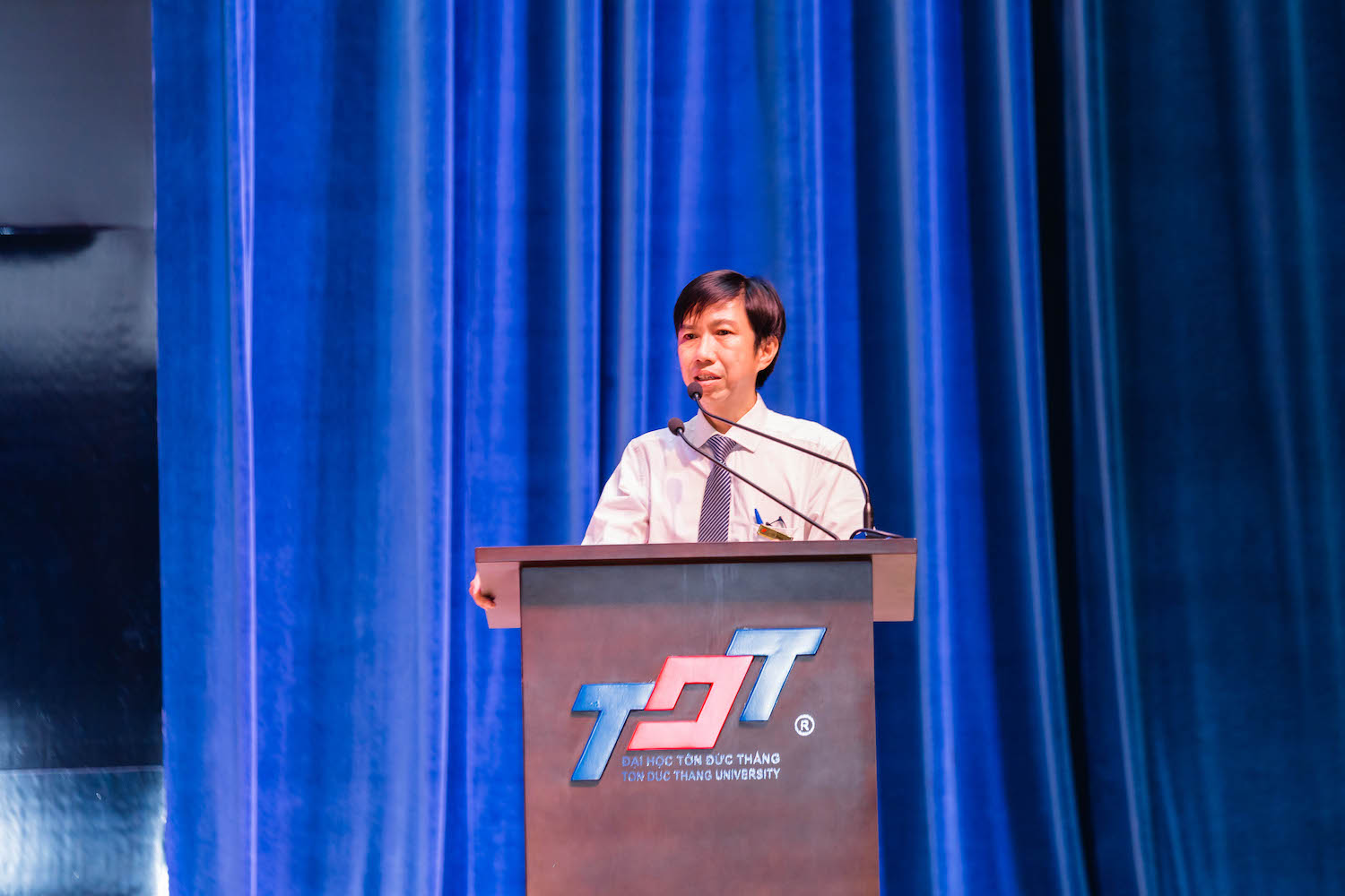 Mr. Vo Hoang Duy, Vice Principal of Ton Duc Thang University, addressed the program attendees.