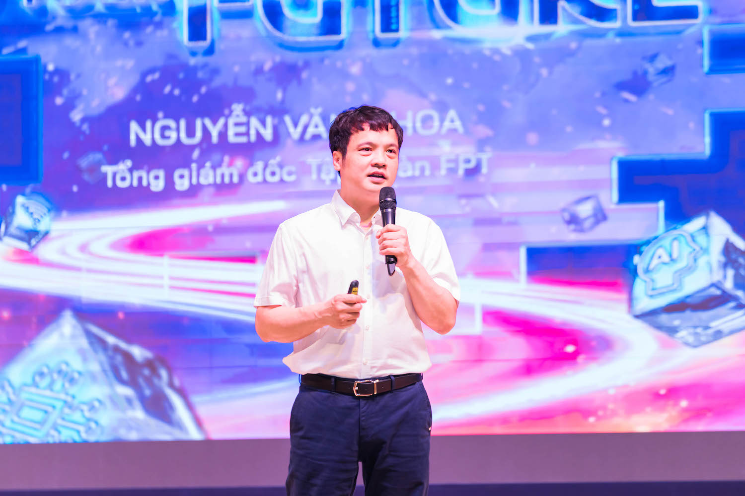 Mr. Nguyen Van Khoa, CEO of FPT Corporation, shared insights during the program.