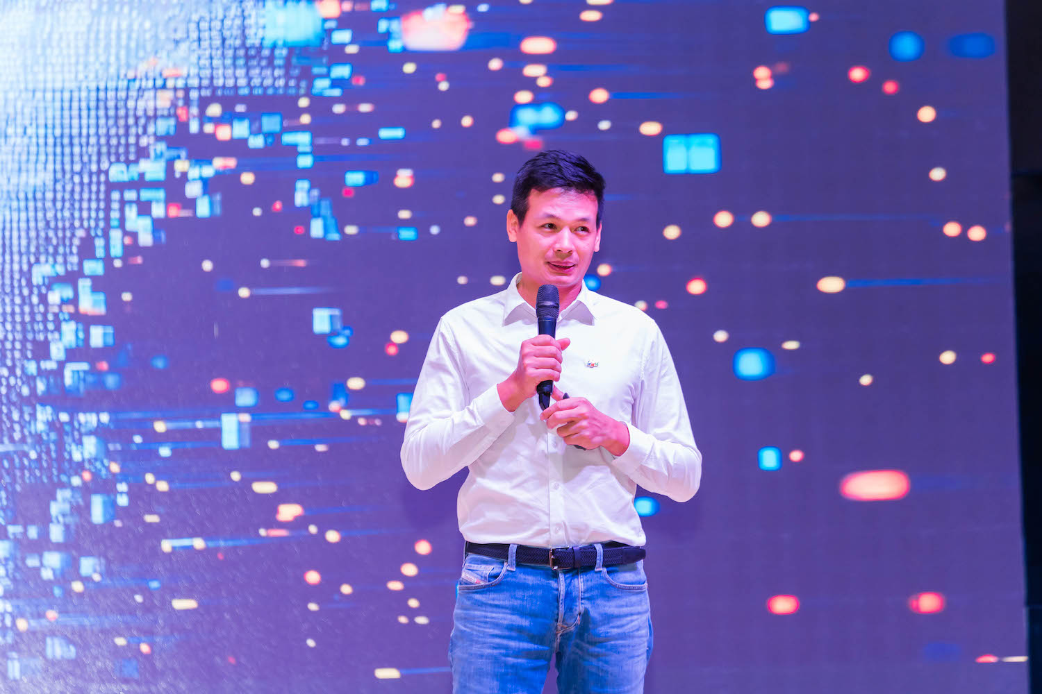 Mr. Vu Anh Tu, FPT's CTO, shed light on AI during the FPT Leader Talk event.