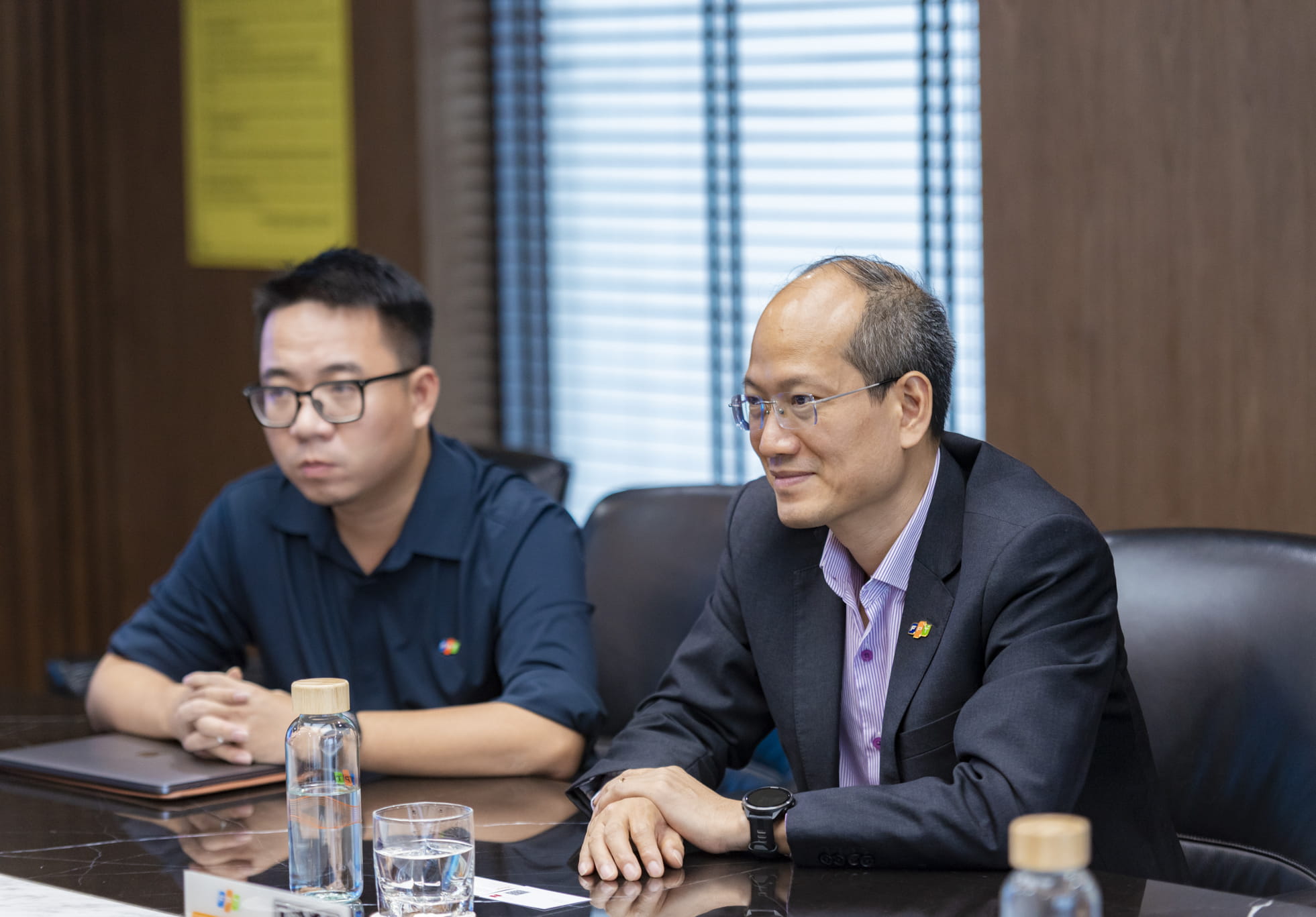 FPT Executive Vice President Nguyen The Phuong (right) mentioned that approximately 30% of FPT's transactions and a significant portion of its accounting tasks are handled by robots.