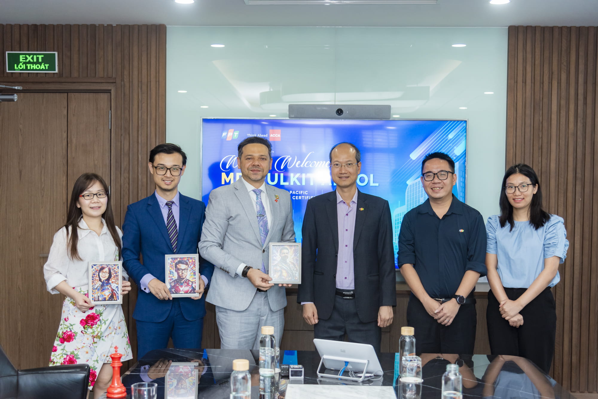 FPT leaders presented souvenirs to the ACCA leadership team.