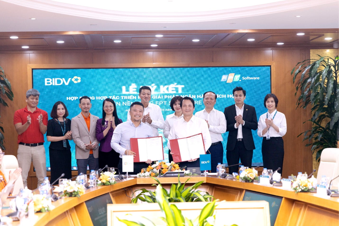 Mr. Nguyen Khai Hoan, Deputy CEO of FPT Software (top left), pictured during the signing ceremony alongside Mr. Le Ngoc Lam, General Director of BIDV (top right) (Photo: FPT Software).