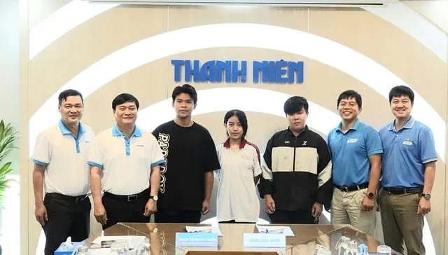 Mr. Nguyen Ngoc Toan and Mr. Hoang Quoc Quyen (second from right) presented gifts to the children who attended and learned more about Hope School