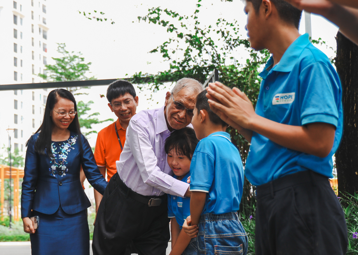 Indian Billionaire Narayana Murthy Visits Hope School: "FPT Cultivates Children as Vital National Assets"