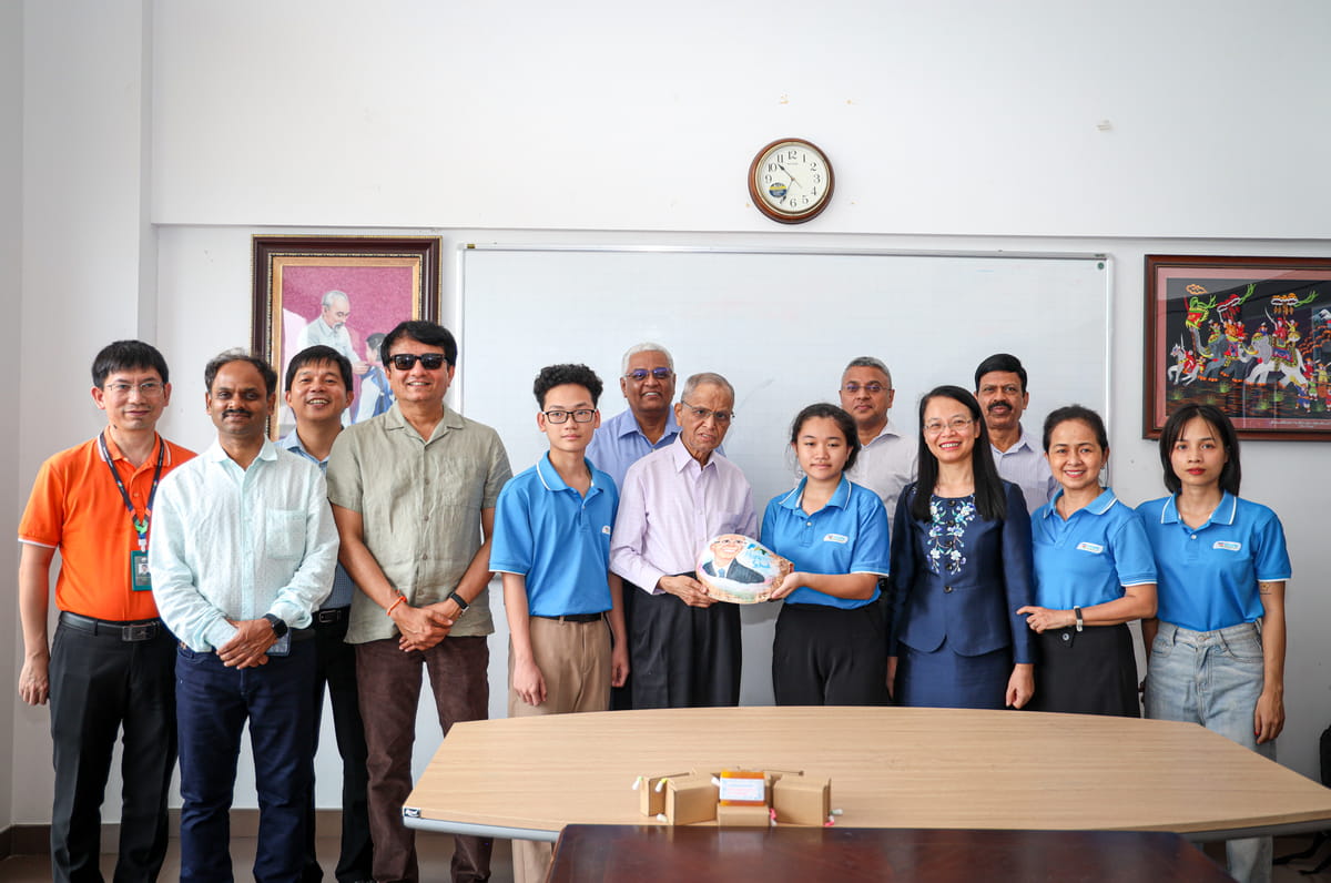 Tỷ phú phần mềm xúc động thăm Trường Hy vọng