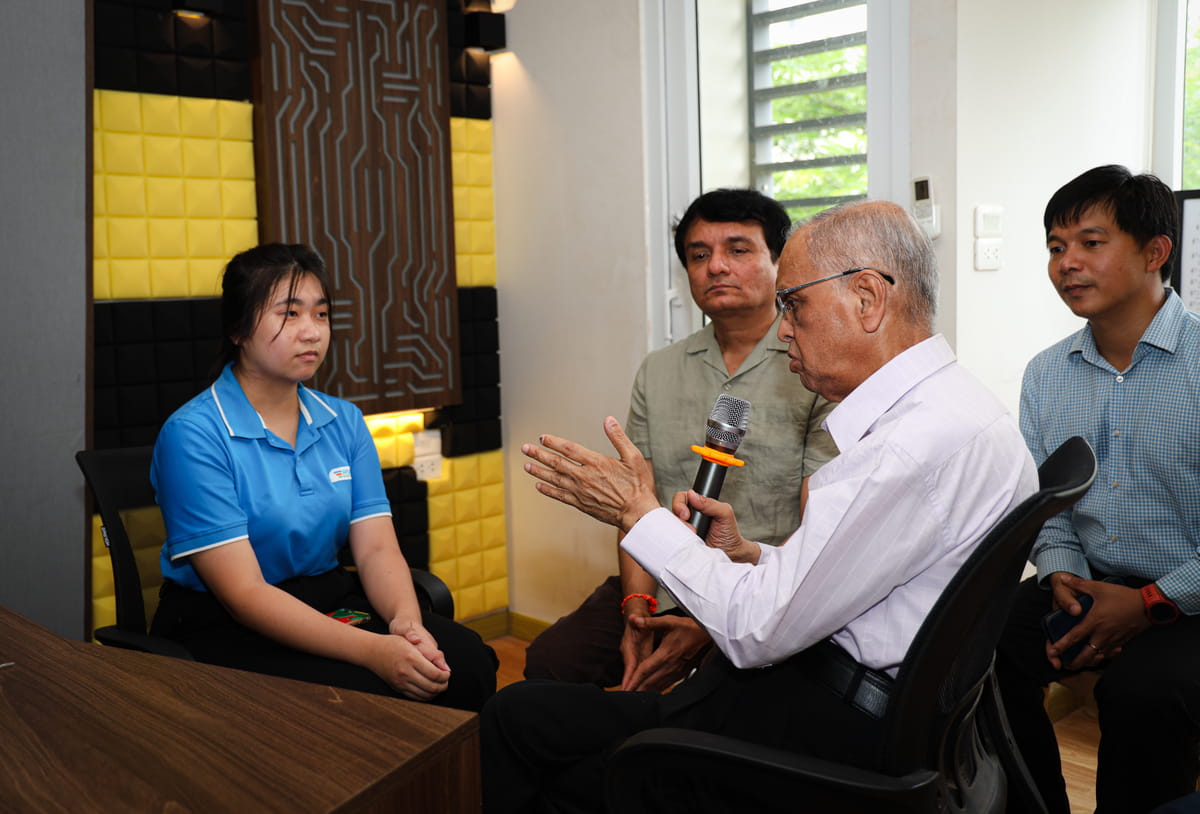 Tỷ phú phần mềm xúc động thăm Trường Hy vọng