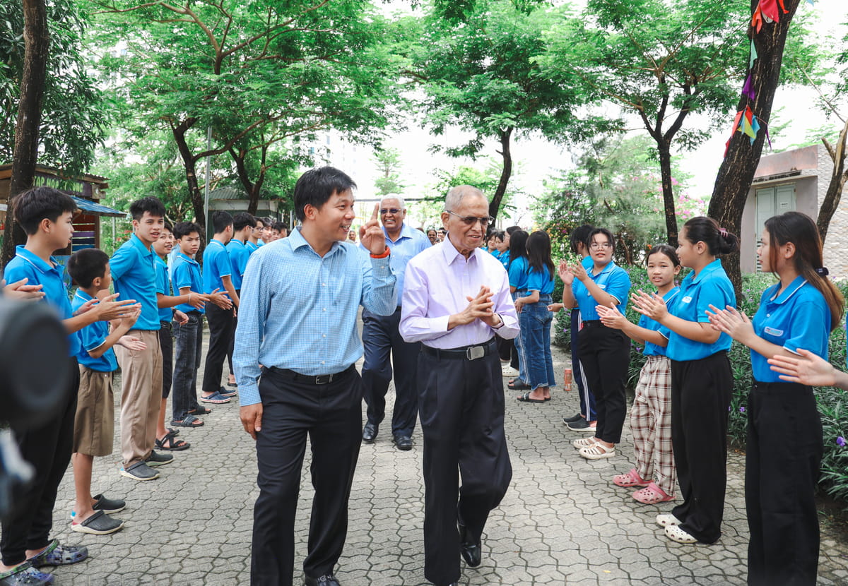 Indian Billionaire Narayana Murthy Visits Hope School: "FPT Cultivates Children as Vital National Assets"