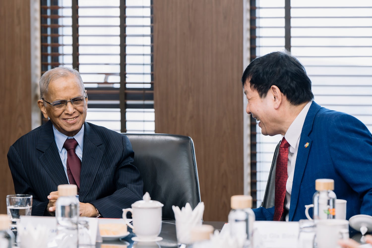 Ông Narayana Murthy chia sẻ quan điểm kinh doanh cùng ông Trương Gia Bình
