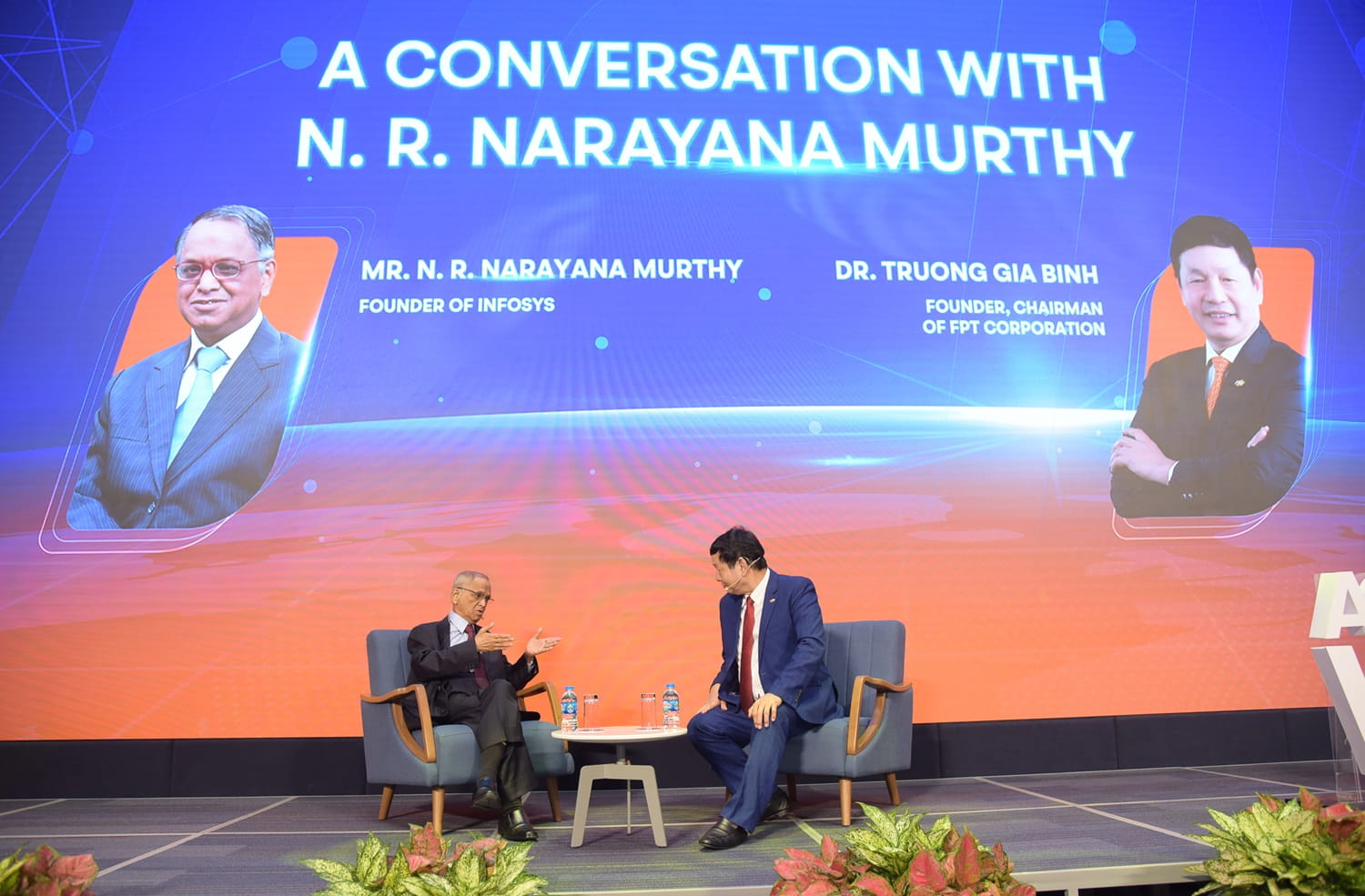 Ông Trương Gia Bình, Chủ tịch HĐQT FPT dẫn dắt màn đối thoại giữa Nhà sáng lập Infosys Narayana Murthy với giới CNTT Việt Nam chiều ngày 20/5