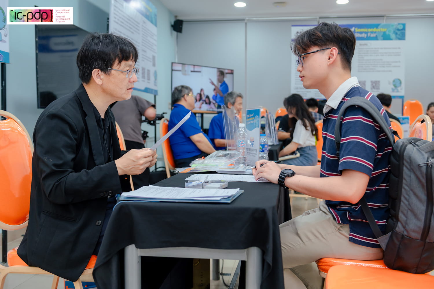 60 IT students from FPT Edu, comprising attendees from FPT University and FPT Polytechnic College, engaged in direct interviews