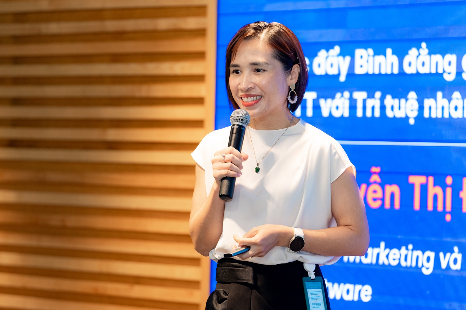 Ms. Nguyen Thi Dan Phuong, Director of Marketing and Strategic Cooperation of FPT Software, delivered a speech at the workshop