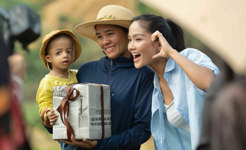 chuyến công tác ba ngày của hoa hậu cùng Tập đoàn FPT, Quỹ Hy Vọng vào dịp kỷ niệm 70 năm chiến thắng Điện Biên Phủ. 