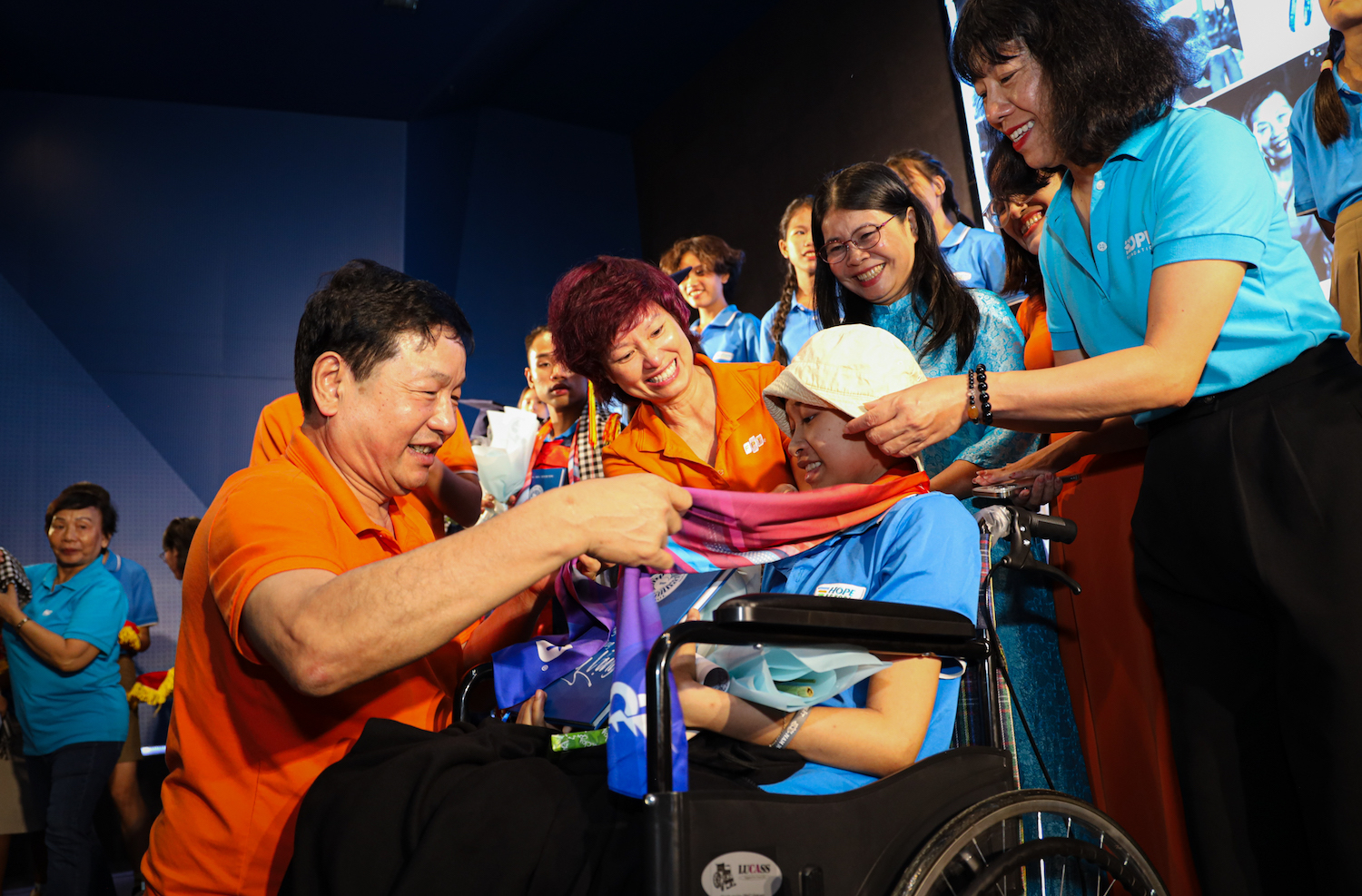Mr. Truong Gia Binh presented a scarf honoring FPT warriors to Bao Tram, a young girl battling illness, on her coming-of-age day.