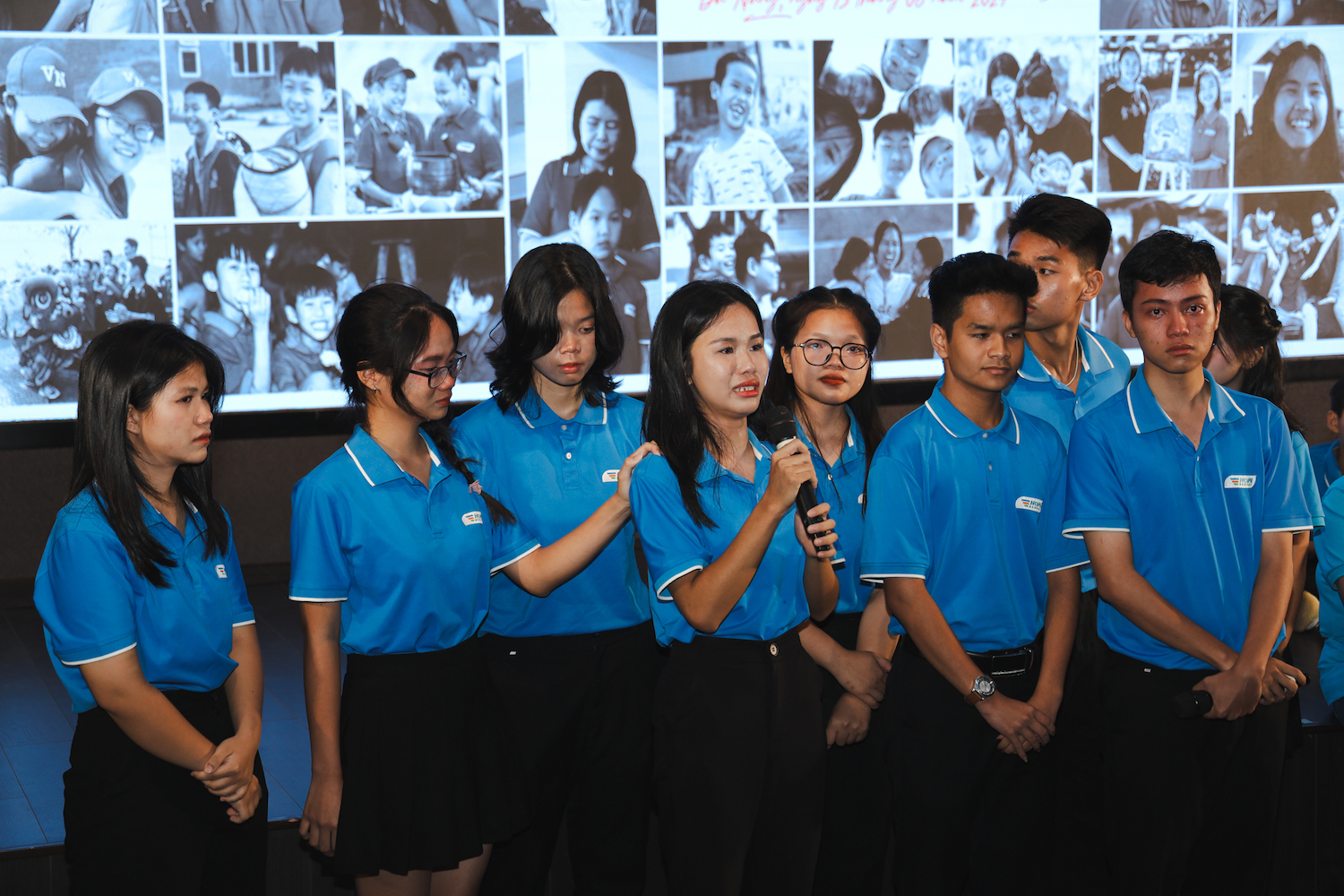 Lễ trưởng thành 'từng không dám mơ' của học trò mồ côi vì COVID-19