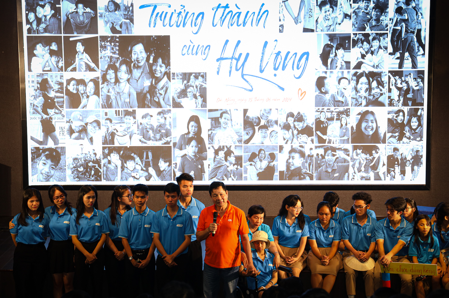 Lễ trưởng thành 'từng không dám mơ' của học trò mồ côi vì COVID-19