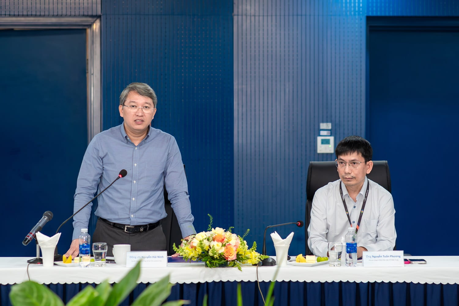 Mr. Nguyen Hai Ninh, Member of the Party Central Committee and Secretary of the Khanh Hoa Provincial Party Committee, shared his remarks during the working session.