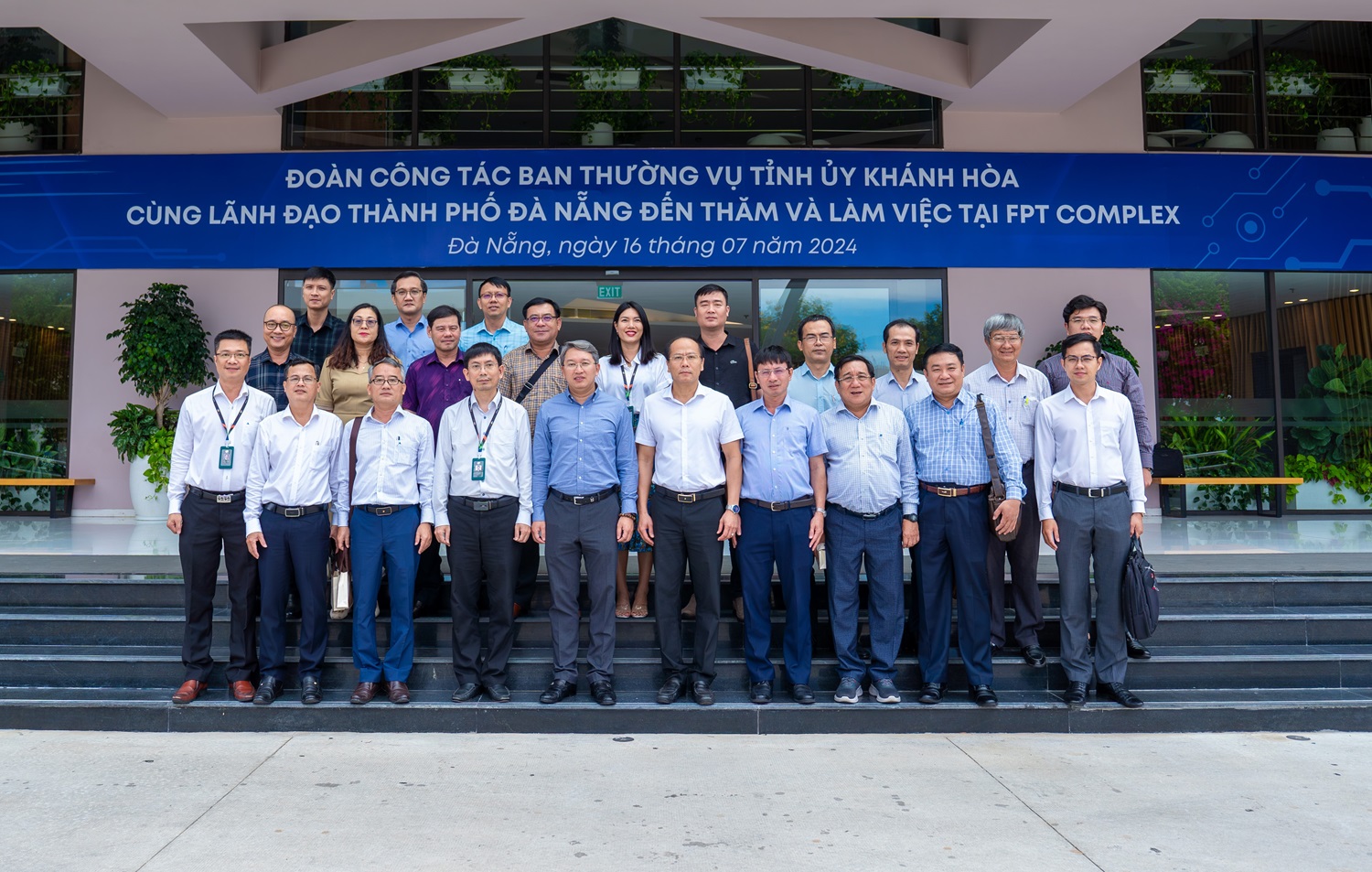 The Khanh Hoa province delegation took photos with officials and employees of the FPT Complex.