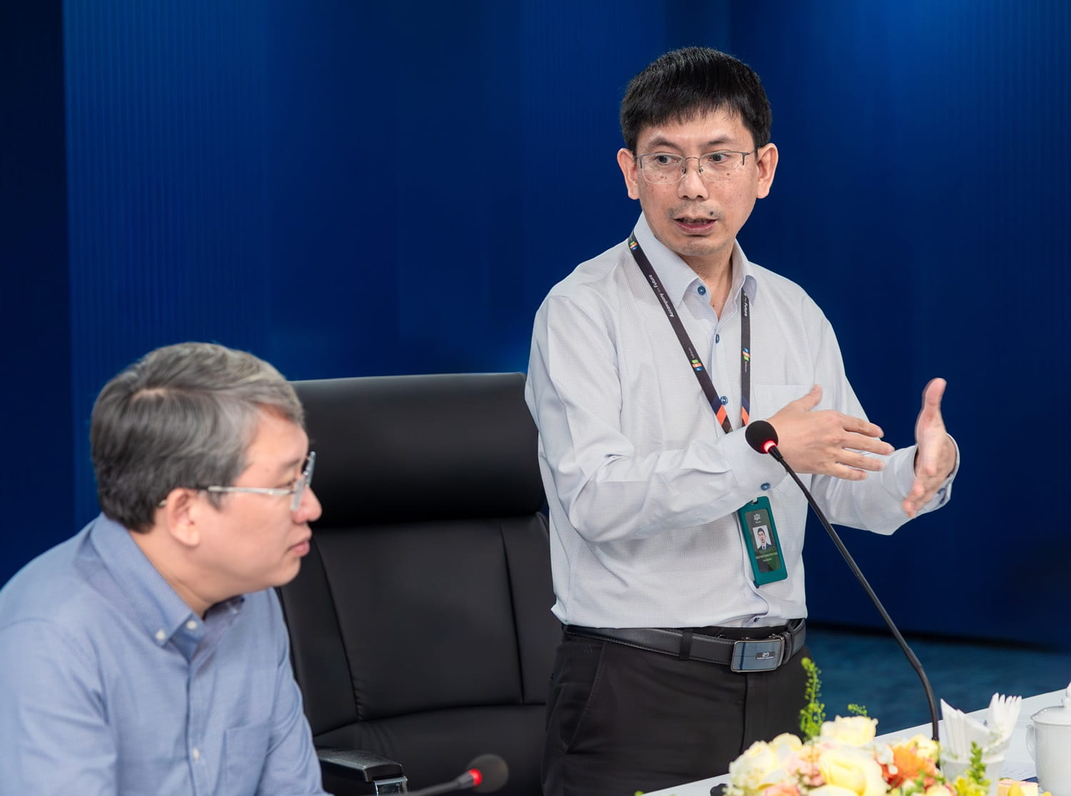 Mr. Nguyen Tuan Phuong, Chairman of FPT Software Central, introduced Provincial Party Secretary Nguyen Hai Ninh to FPT's activities in Da Nang.