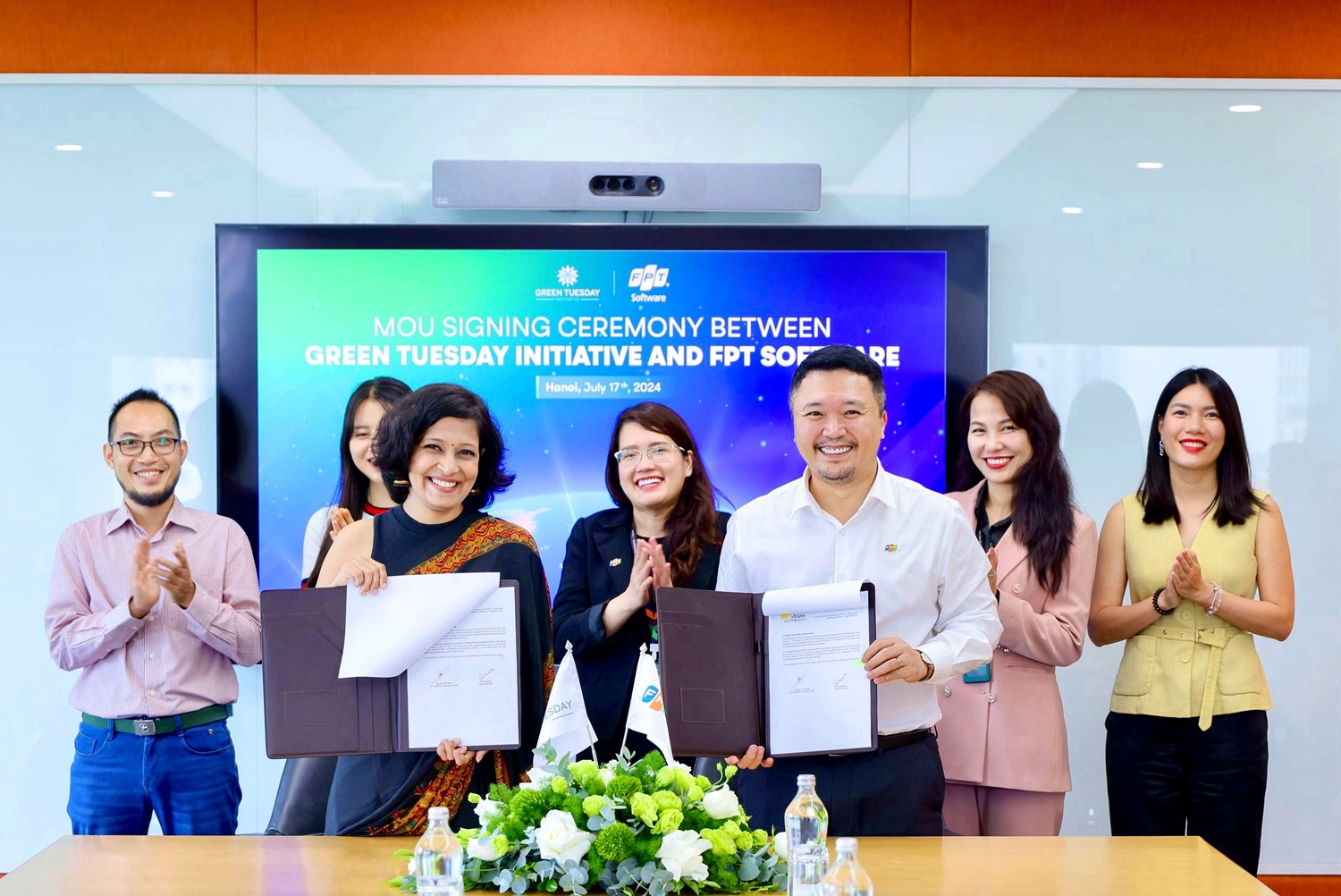 Đại diện FPT Software và Vegan Outreach tại lễ ký kết.