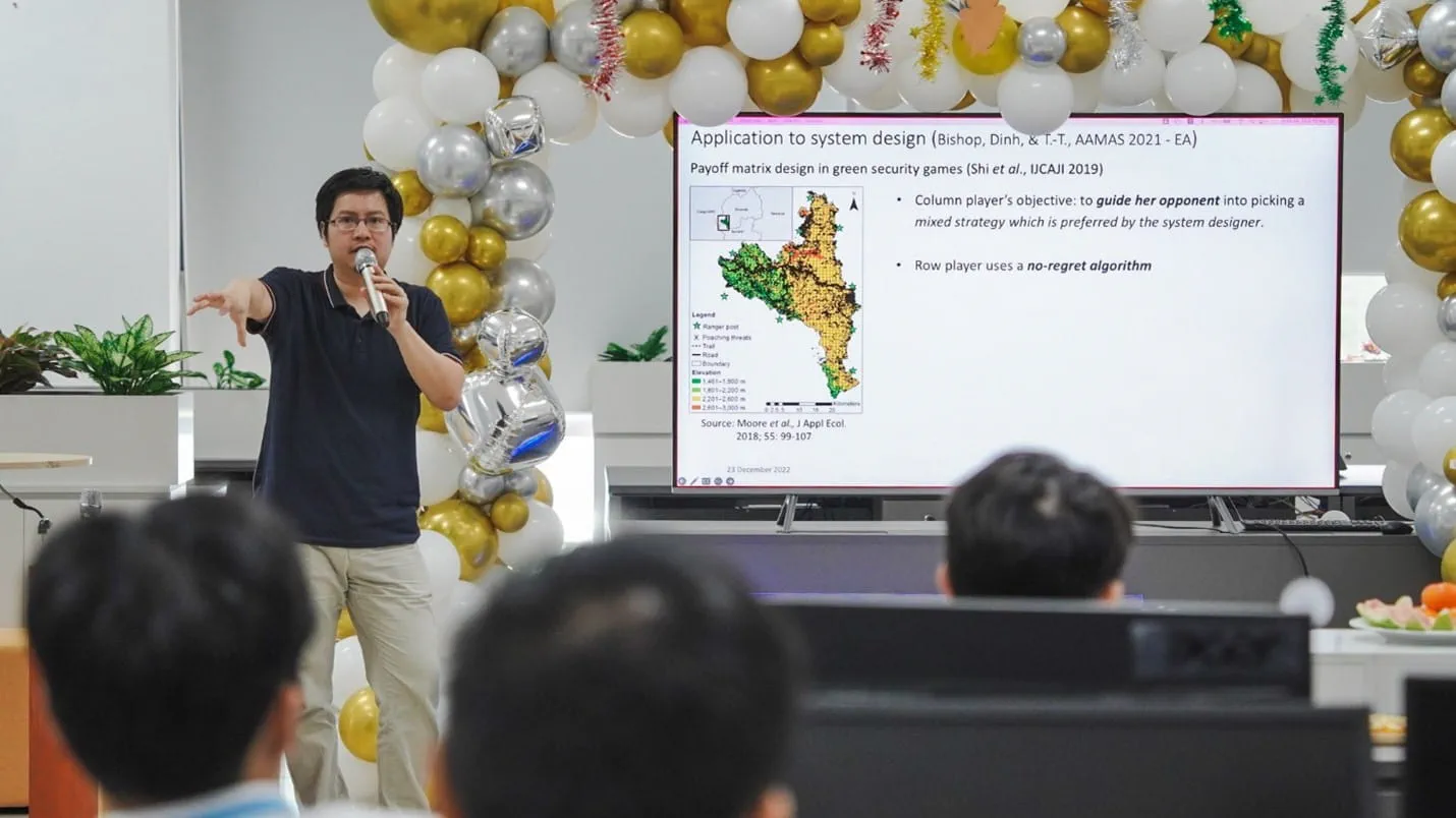 Mr. Tran Thanh Long during a sharing session about Artificial Intelligence with colleagues at QAI - FPT Software.