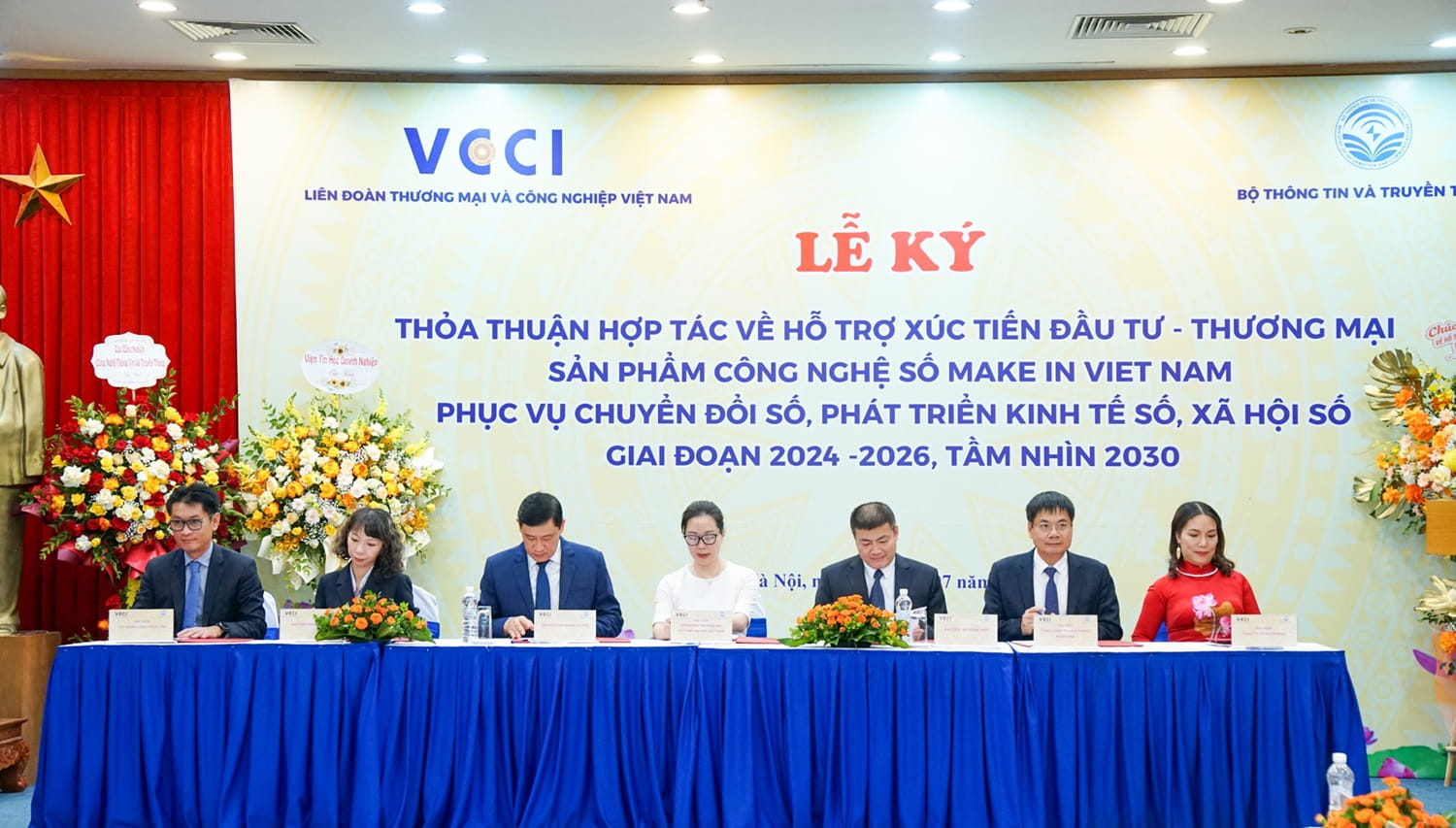 Ms. Mai Thi Lan Anh (2nd from left), Deputy Director of Marketing Communications at FPT, participated in the signing ceremony with VCCI and representatives from several leading enterprises.