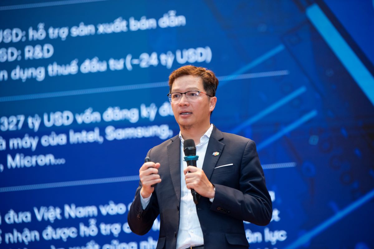 Mr. Tran Dang Hoa, Chairman of FPT IS and Chairman of FPT Semiconductor, discussed the crucial role of Hanoi's digital technology enterprises and outlined their strategic direction for engaging in the semiconductor industry.