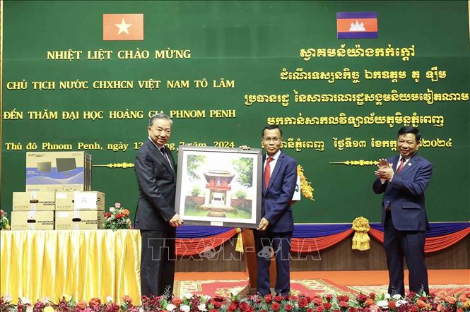 Chủ tịch nước Tô Lâm tặng quà Đại học Hoàng gia Phnom Penh. Ảnh: Nhan Sáng/TTXVN