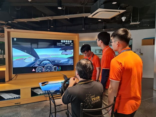 A simulator-based driving test by FPT engineers. Photo: VA.