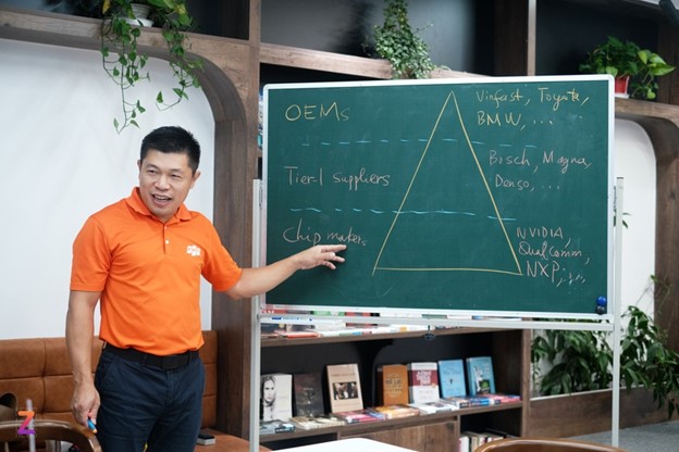 Mr. Nguyen Duc Kinh, CEO of FPT Automotive, discussed the three-layer model of the car manufacturing industry. Photo: TA.