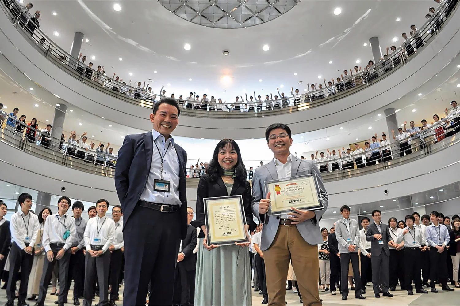 Director of FPT Japan Do Van Khac and his colleagues were lost in the applause of Zenrin employees.