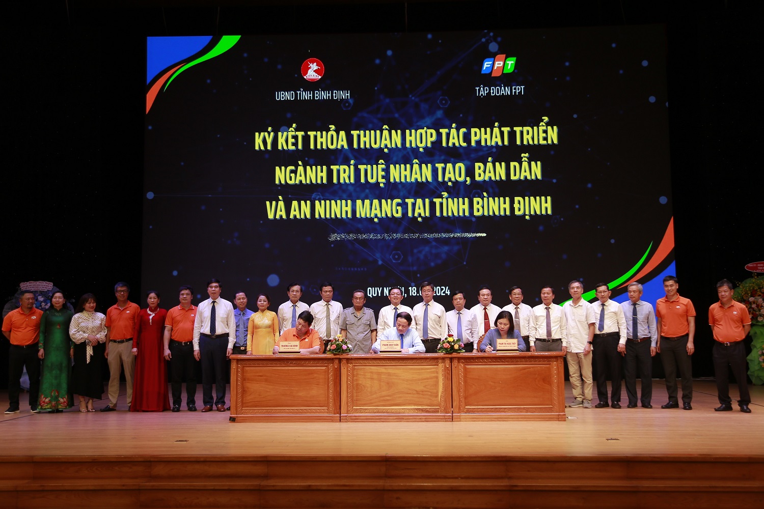 The Binh Dinh Provincial People's Committee, the Private Economic Research and Development Board (Board IV) of the Prime Minister's Administrative Procedure Reform Advisory Council, and FPT Corporation signed a cooperation agreement.