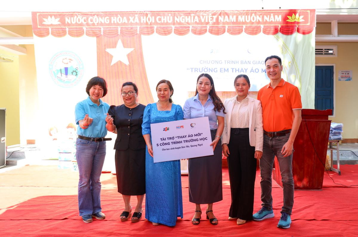 FPT Telecom CEO Nguyen Hoang Linh (right) and Hope Fund Director Nguyen Xuan Tu (left) officially presented the new facilities to the schools' managers.