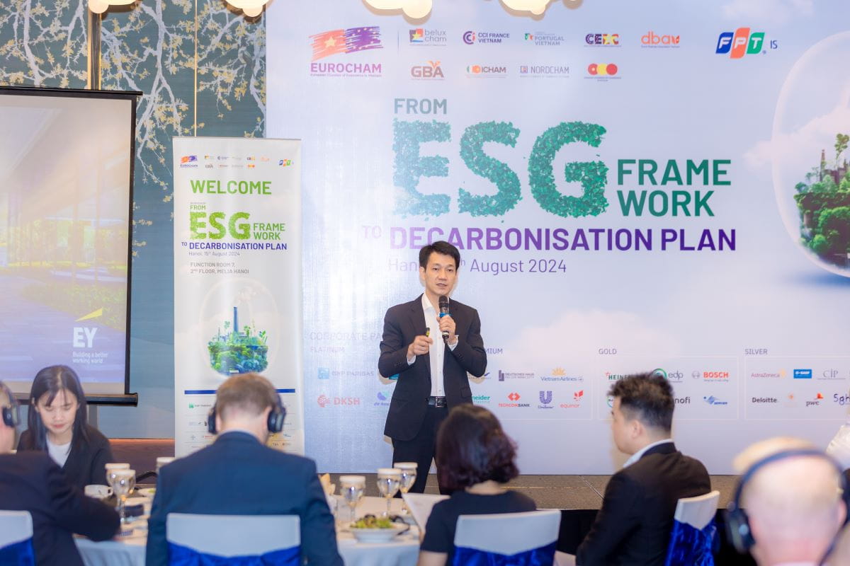 Mr. Nguyen Viet Long, Global Consulting Services Partner at Ernst & Young Vietnam (EY Vietnam), shared information about green transformation requirements.