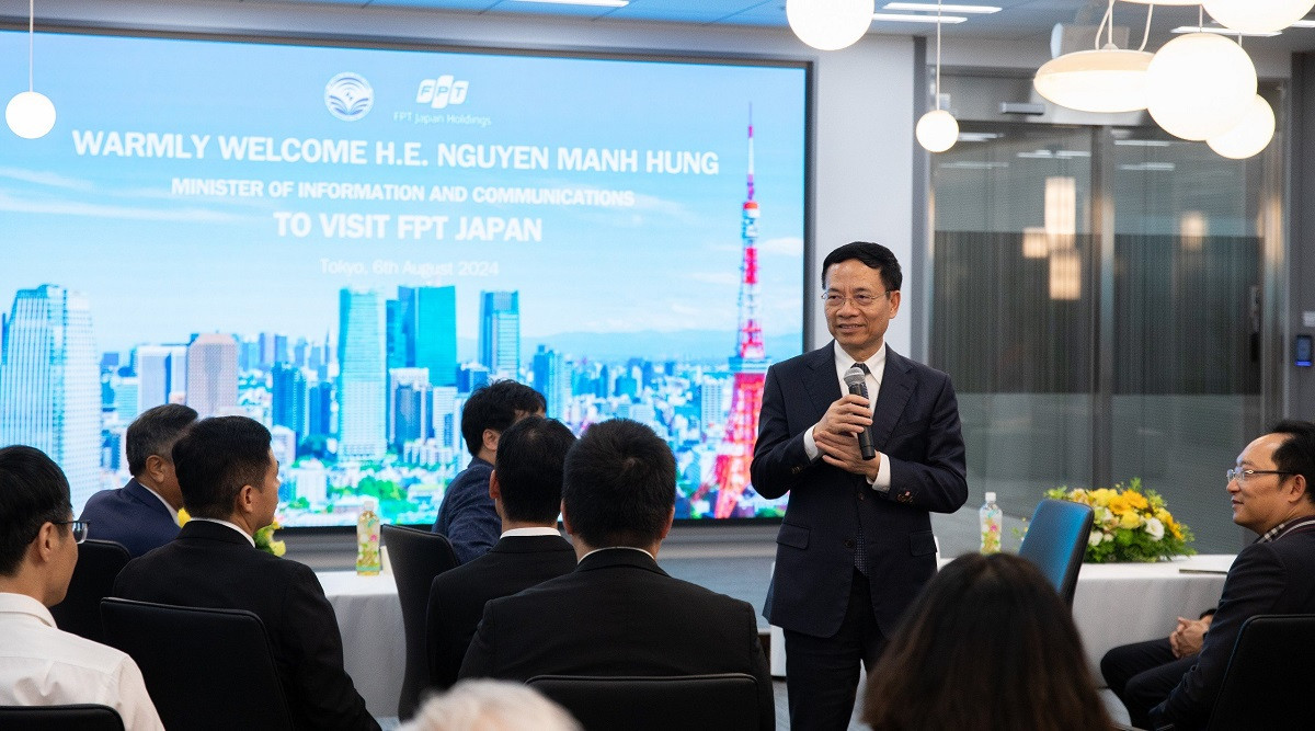 Bộ trưởng Bộ Thông tin và Truyền thông Nguyễn Mạnh Hùng thăm Văn phòng FPT Japan tại Tokyo. Ảnh: HTQT