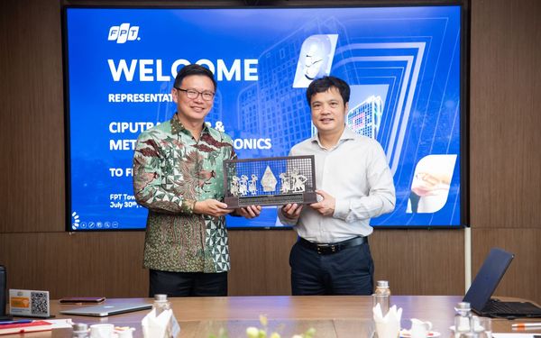 Lãnh đạo FPT và Ciputra tặng quà lưu niệm.