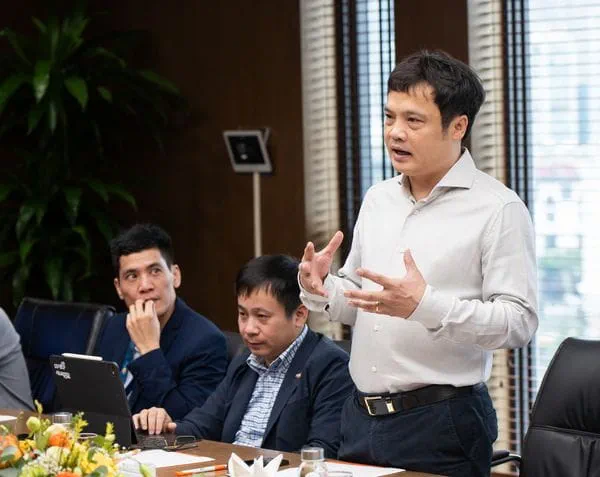 FPT CEO Nguyen Van Khoa spoke during the high-level meeting with the Ciputra Group.