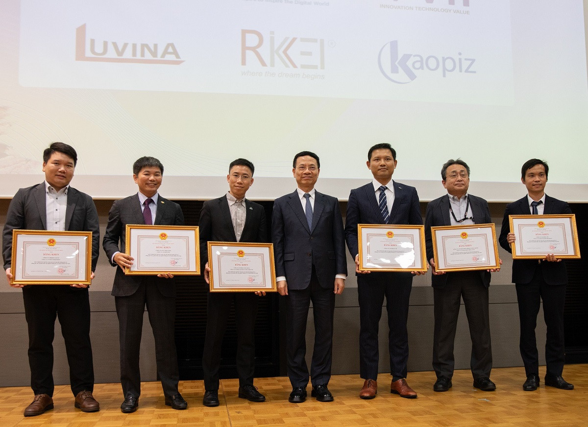 The FPT representative in Japan (2nd from left) received a Certificate of Merit from the Minister of Information and Communications during the Vietnam IT Day 2024 Program. Photo: HTQT