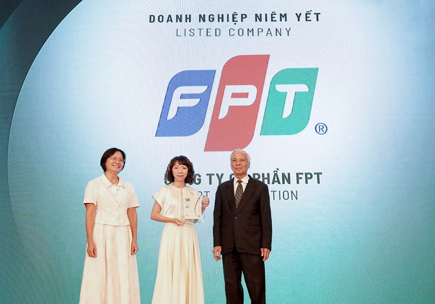 Ms. Mai Thi Lan Anh, FPT's Chief Communications Officer, received the TOP 50 CSA on behalf of the company.