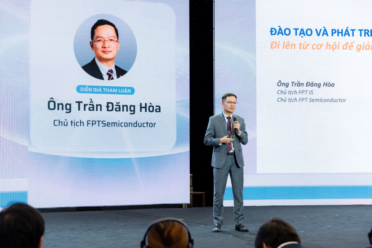 Mr. Tran Dang Hoa, Chairman of FPT IS and FPT Semiconductor, delivered a presentation titled "Training and Developing Human Resources for AI and Semiconductors: Seizing Opportunities to Address Global Challenges."