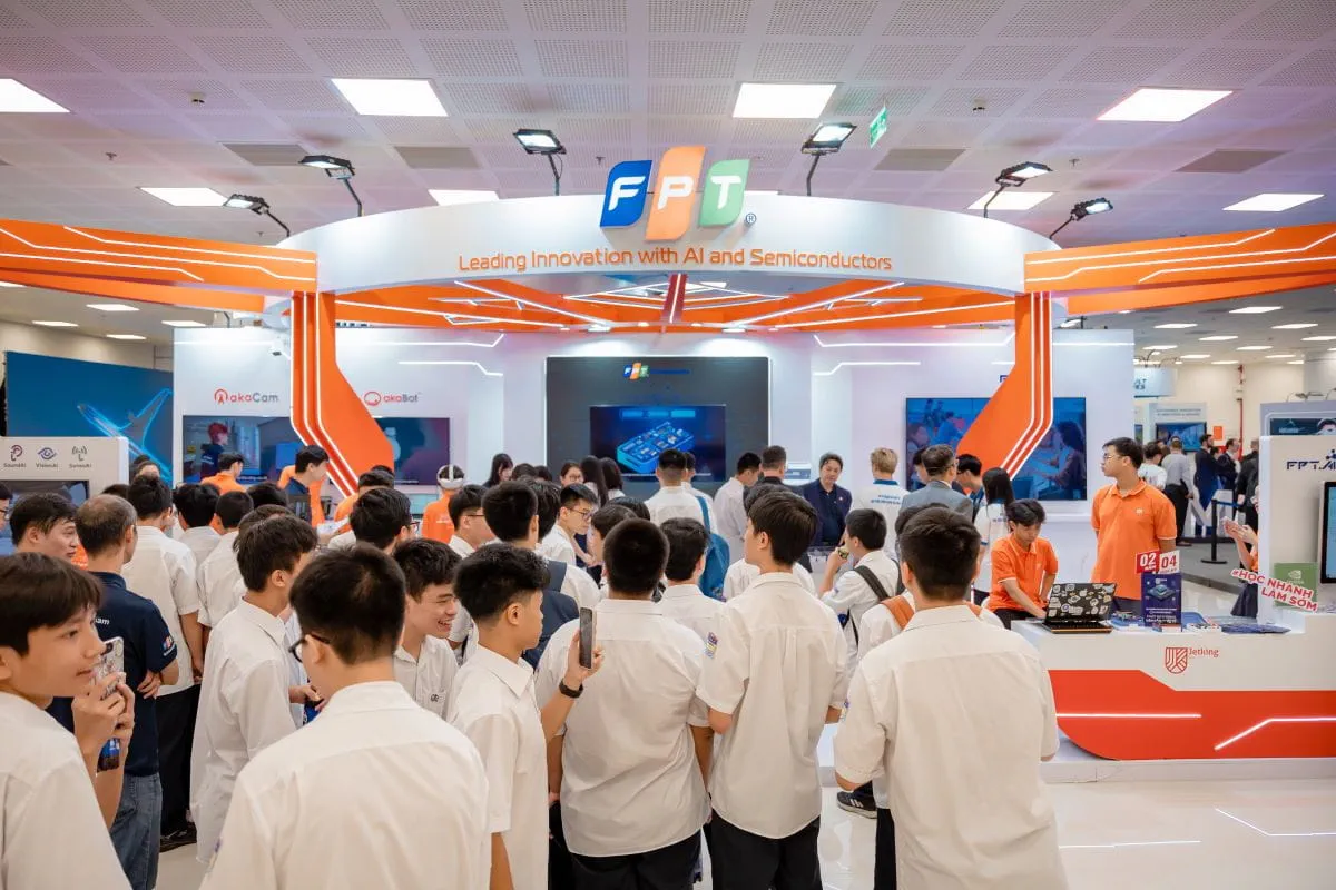 Overview of FPT booth.