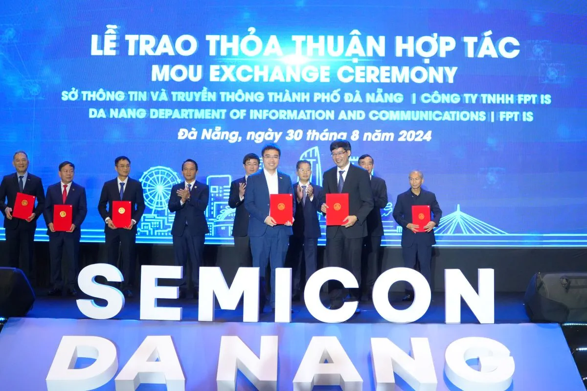 Representatives of Government, local and business leaders at the event