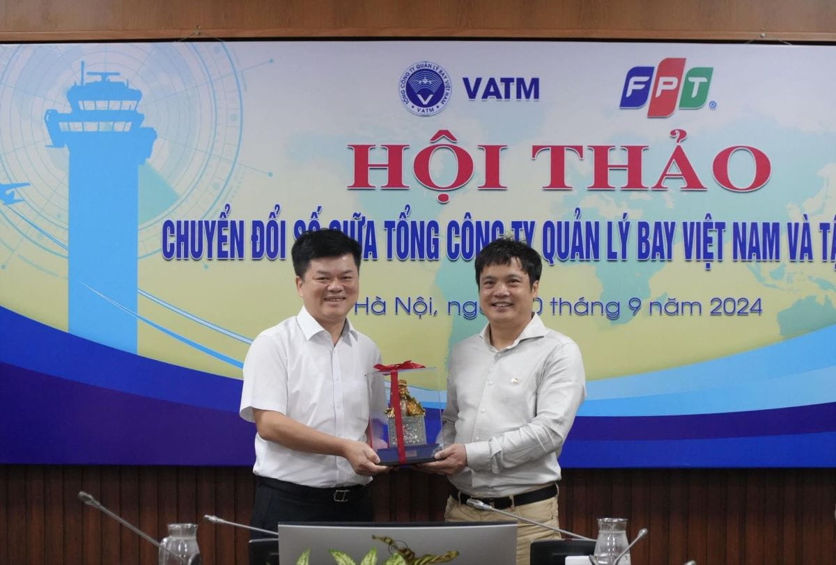 Mr. Nguyen Cong Long, General Director of VATM, and Mr. Nguyen Van Khoa, CEO of FPT, posed for a commemorative photo marking the conference's success.